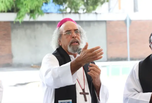 Padre Rogelio Cruz en mis por el victimas jet set