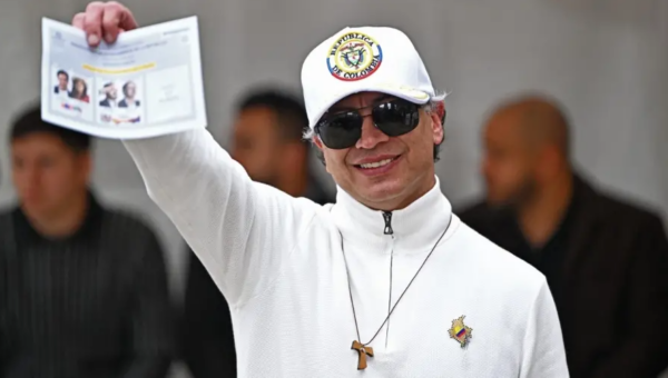 Petro vota por última vez como presidente.