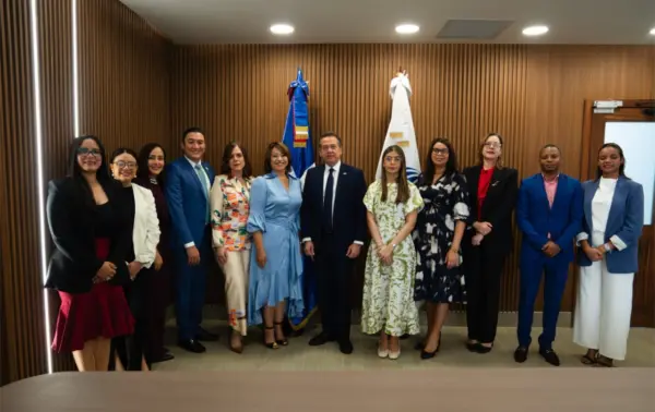Rosanna Ruiz y Victor Bisono junto a represenatantes de las Sociedades de Informacion Crediticia (1