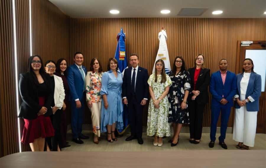 Rosanna Ruiz y Victor Bisono junto a represenatantes de las Sociedades de Informacion Crediticia (1