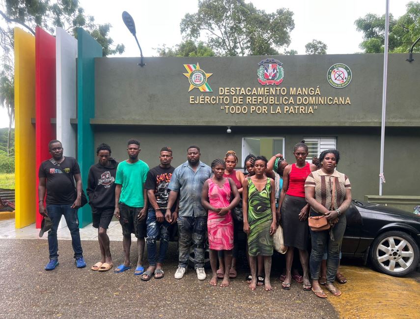 Interceptan vehículo con 14 haitianos indocumentados durante un operativo en Monte Cristi