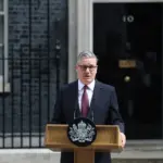 El primer ministro británico, Keir Starmer, anuncia su dimisión