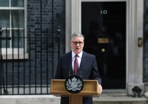 El primer ministro británico, Keir Starmer, durante la comparecencia para anunciar su dimisión en la puerta de Downing Street, en Londres.
