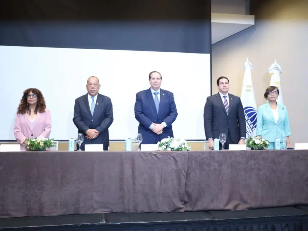 Salud Pública insiste a pacientes con VIH no abandonar tratamiento y garantiza cobertura total de medicamentos