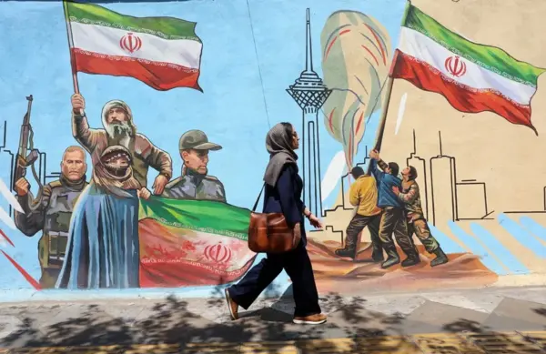 Una mujer camina delante de un mural en Teherán, en una imagen de archivo. EFE