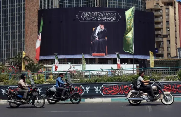 Cartel con la imagen del difunto líder supremo iraní, el ayatolá Ali Jamenei, en la plaza Valiasr de Teherán, este 15 de junio de 2026.