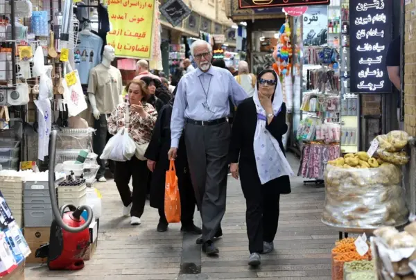 Iraníes en un bazar de Teherán este lunes.
