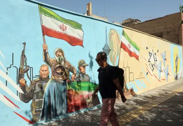 Un mural con mensaje patriótico en una calle de Teherán.