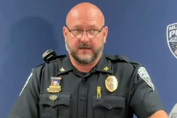 Fotografía de rastreo de redes que muestra al jefe de la policía de Muscatine, Anthony Kies, durante una rueda de prensa este lunes, en Muscatine, Iowa (EE.UU.).