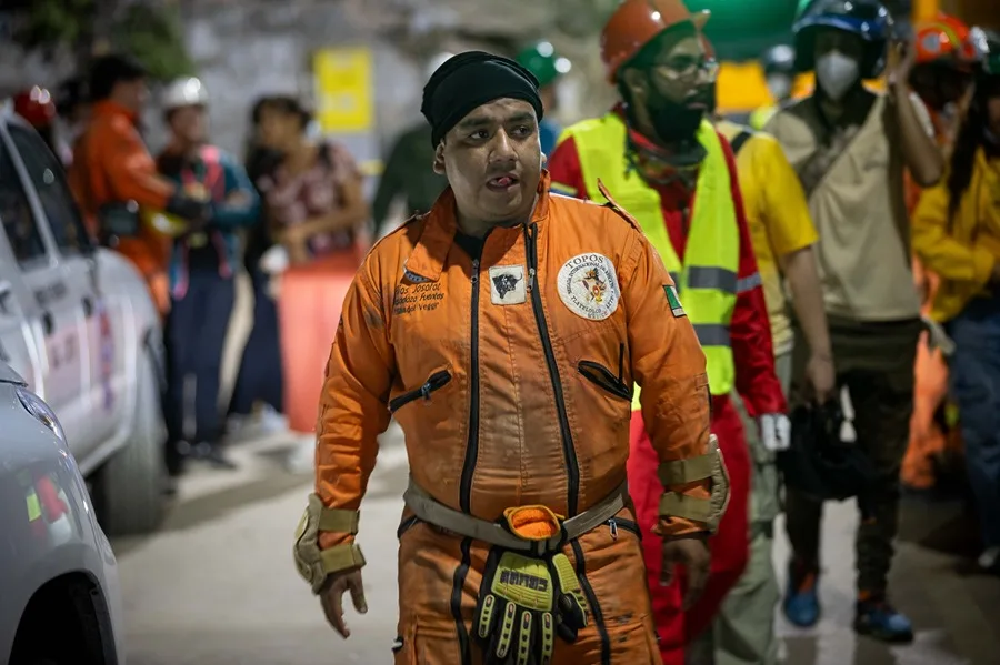 Fotografía de un rescatista de Topos Aztecas de México trabajando en un edificio afectado por los terremotos, en Caracas (Venezuela). EFE