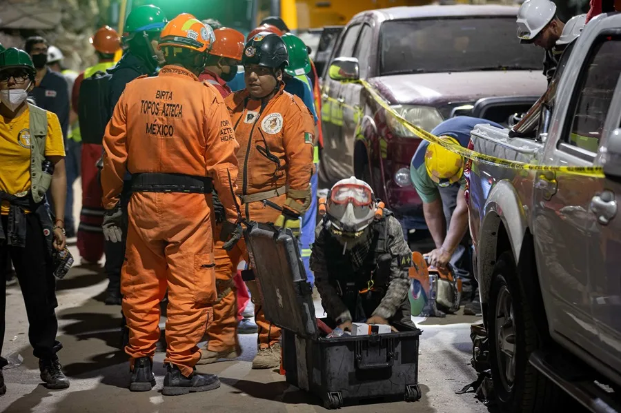 Rescatistas de los Topos Aztecas de México trabajan en un edificio afectado por los terremotos, en Caracas (Venezuela). EFE
