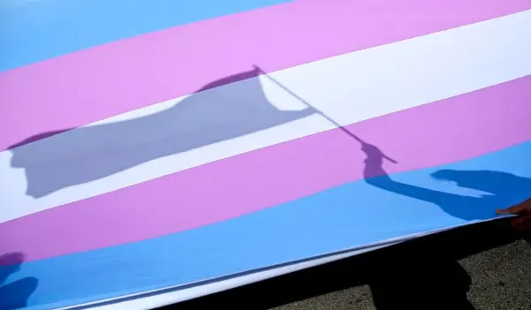 Fotografía de archivo de una bandera trans.