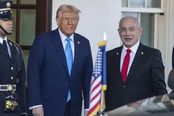 El presidente de EE.UU., Donald Trump (i), saluda al primer ministro de Israel, Benjamin Netanyahu