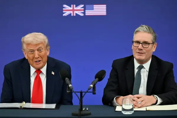 Fotografía de archivo del primer ministro de Reino Unidos, Keir Starmer (d), junto al presidente de Estados Unidos, Donald Trump (i). EFE