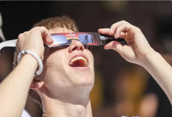 Un joven se coloca unas gafas de sol para disfrutar del eclipse de sol total en 2017 en Carbondale, Illinois (Estados Unidos). EFE/TANNEN MAURY/Archivo