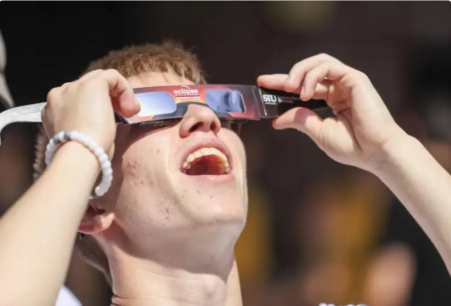 Un joven se coloca unas gafas de sol para disfrutar del eclipse de sol total en 2017 en Carbondale, Illinois (Estados Unidos). EFE/TANNEN MAURY/Archivo