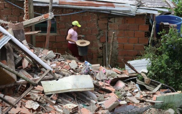 Una mujer camina este sábado, entre escombros causados por los terremotos en Venezuela, en El Junquito (Venezuela). EFE/ Ronald Peña R