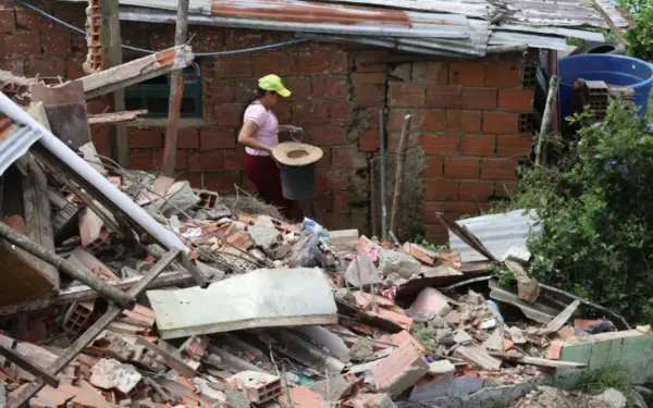 Una mujer camina este sábado, entre escombros causados por los terremotos en Venezuela, en El Junquito (Venezuela). EFE/ Ronald Peña R