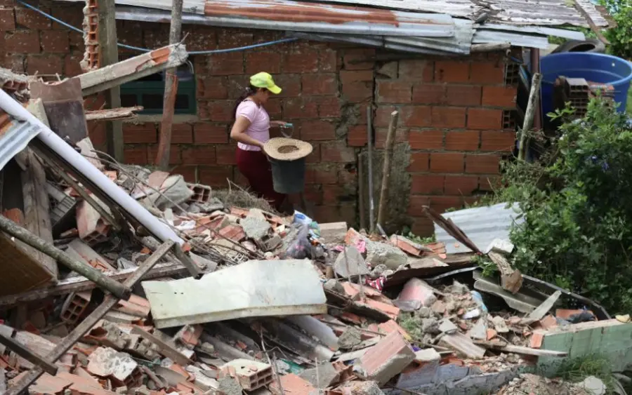 Una mujer camina este sábado, entre escombros causados por los terremotos en Venezuela, en El Junquito (Venezuela). EFE/ Ronald Peña R