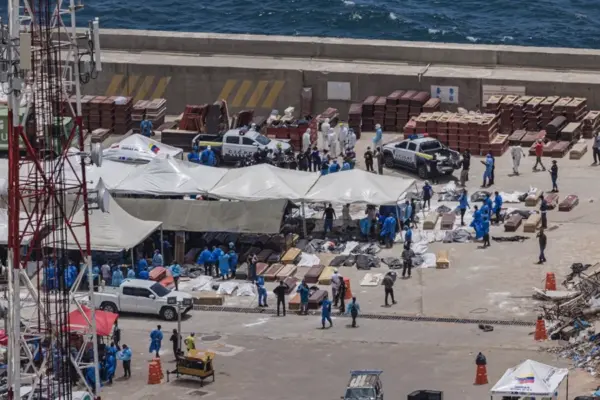 Campamento instalado en el puerto en La Guaira (Venezuela) tras los terremotos.