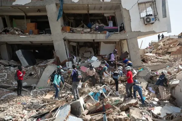 Voluntarios realizan labores de búsqueda y remoción de escombros en edificios afectados por terremotos, este 26 de junio de 2026, en Catia La Mar (Venezuela). EFE