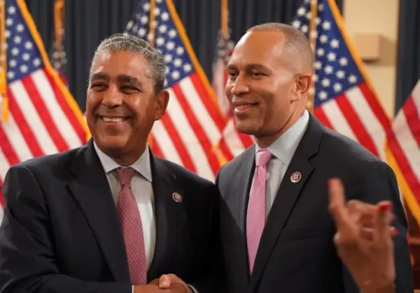 LÍDER HAKEEM JEFFRIES REAFIRMA RESPALDO A ESPAILLAT RUMBO A LAS PRIMARIAS DEMÓCRATAS