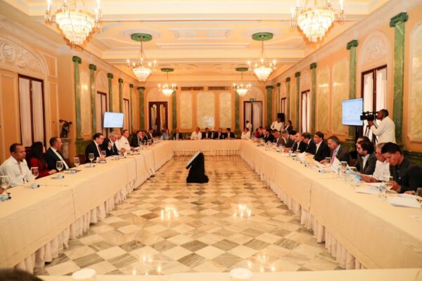 Presidente Luis Abinader se reúne con empresarios y comerciantes