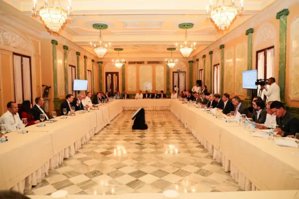 Presidente Luis Abinader se reúne con empresarios y comerciantes