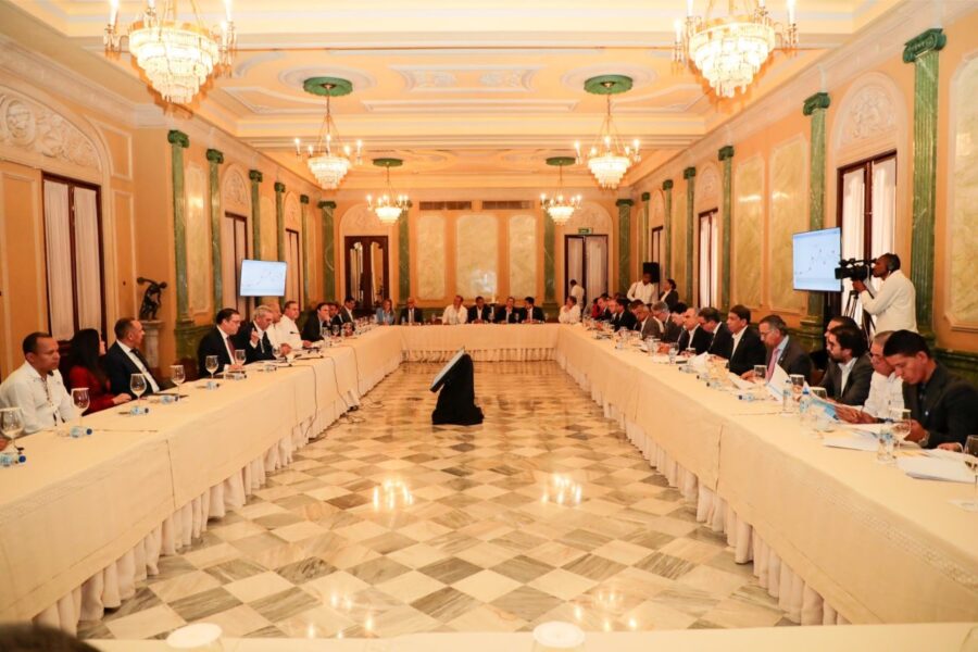Presidente Luis Abinader se reúne con empresarios y comerciantes