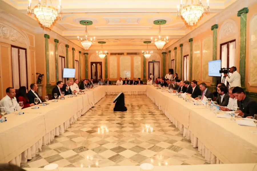 Presidente Luis Abinader se reúne con empresarios y comerciantes