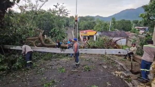 Ventarron destruye techos, colapsa red eléctrica y daña vehículos en Dajabón