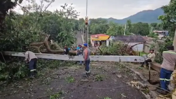 Ventarron destruye techos, colapsa red eléctrica y daña vehículos en Dajabón