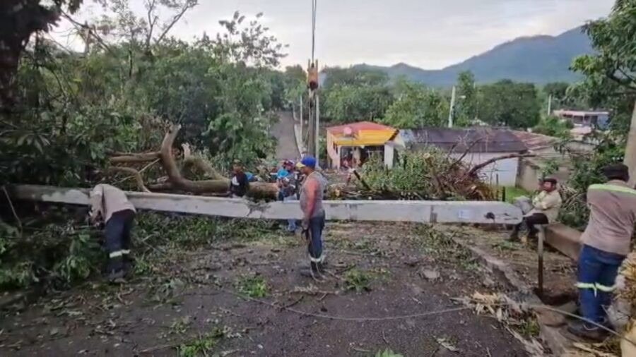 Ventarron destruye techos, colapsa red eléctrica y daña vehículos en Dajabón