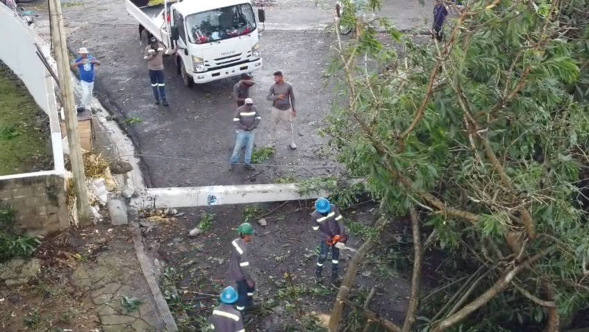 Ventarrón deja decenas de casas sin techo y colapsa el servicio eléctrico en Dajabón