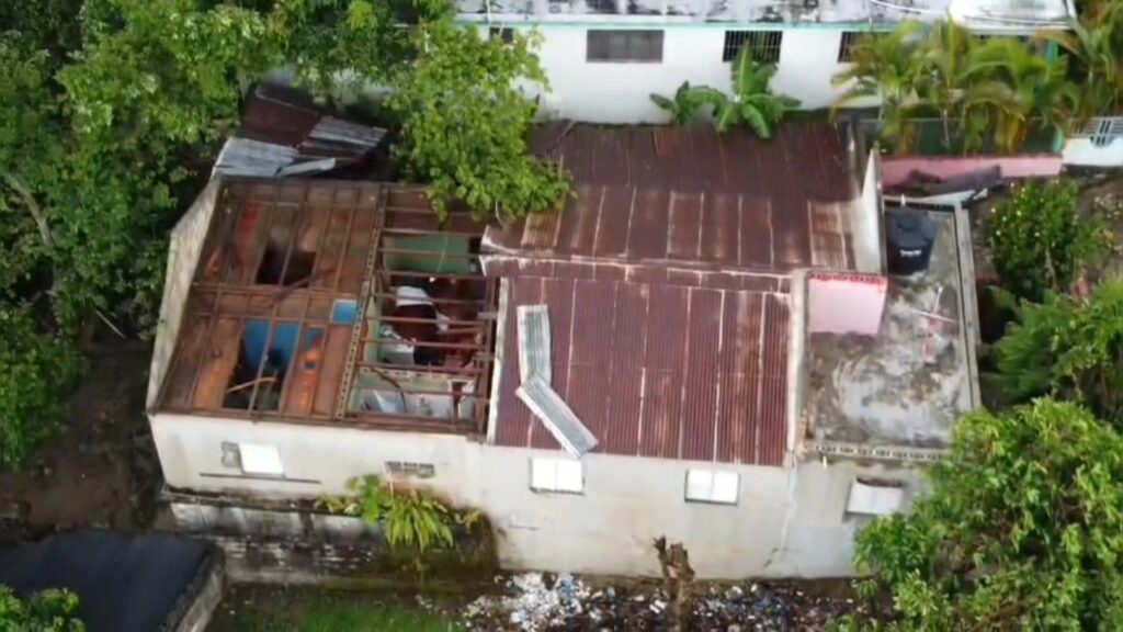 Ventarrón deja decenas de casas sin techo y colapsa el servicio eléctrico en Dajabón