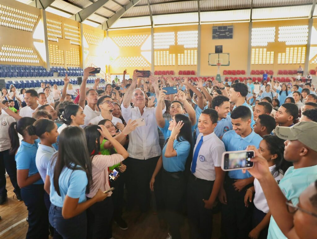 Abinader dispone evaluación temprana de becas MESCyT desde quinto de bachillerato