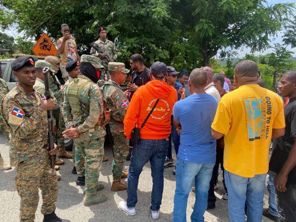 Comunidades de Monte Plata realizan marcha pacífica contra operaciones de la minera San Agustín