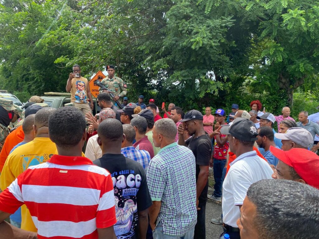 Comunidades de Monte Plata realizan marcha pacífica contra operaciones de la minera San Agustín