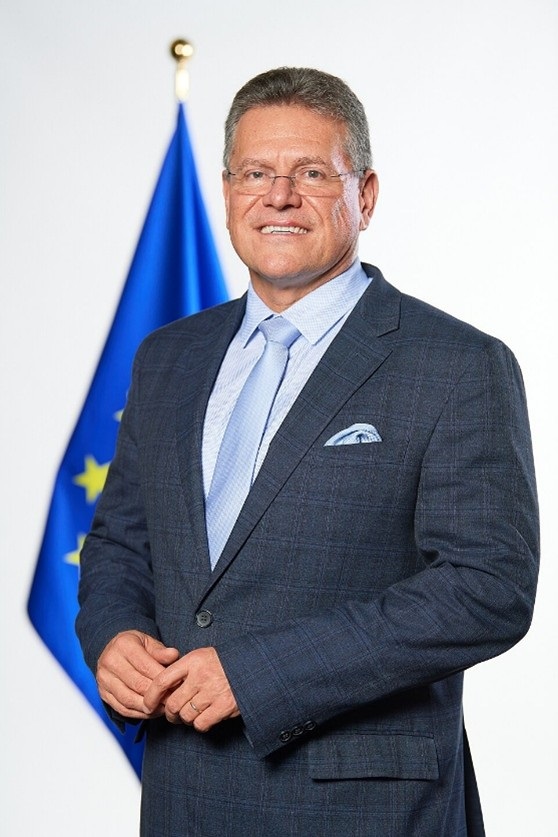Šefčovič es un político y diplómatico eslovaco, que desde el 2009 forma parte de la Comisión Europea