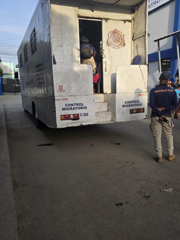 Apresan a dos empleados de Migración traficando indocumentados en vehículos oficiales