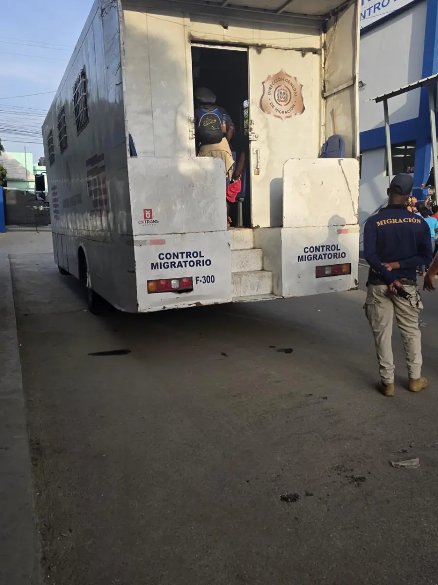 Apresan a dos empleados de Migración traficando indocumentados en vehículos oficiales
