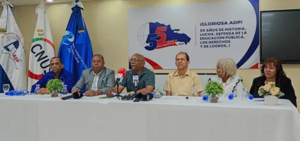 Fernando Peña junto a dirigentes magisteriales mientras hacían su planteamiento.