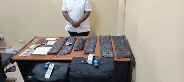 Capturan a ciudadano haitiano con seis paquetes de cocaína en el Aeropuerto del Cibao. Fuente externa.