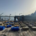 Autoridades arrestan a dos hombres con un alijo de 1, 743 paquetes de drogas en una lancha