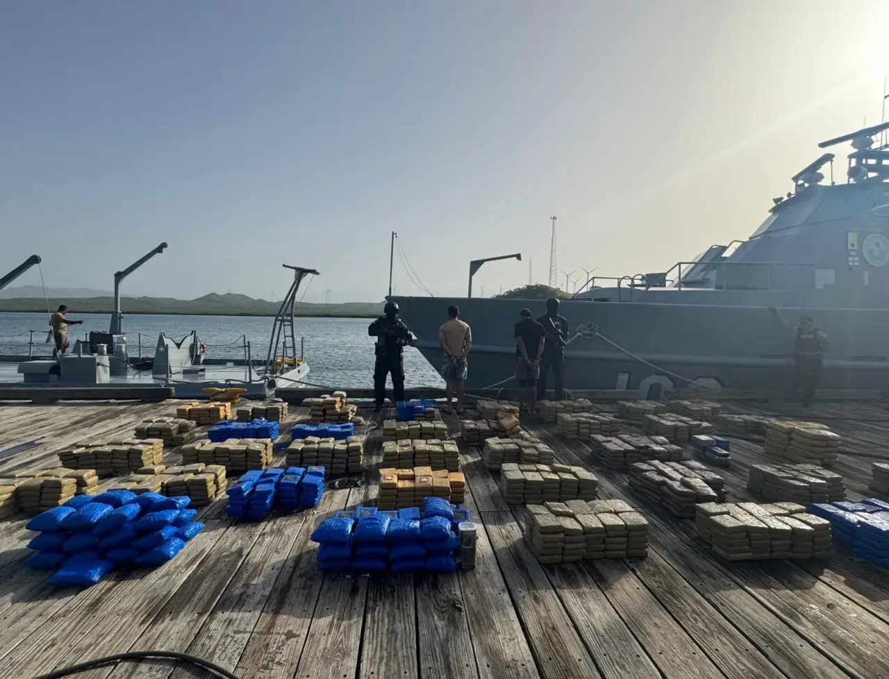 Autoridades arrestan a dos hombres con un alijo de 1, 743 paquetes de drogas en una lancha
