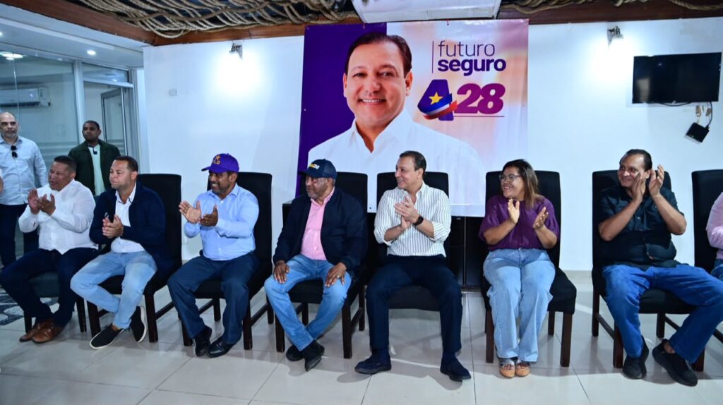 Abel Martínez junto a dirigentes políticos