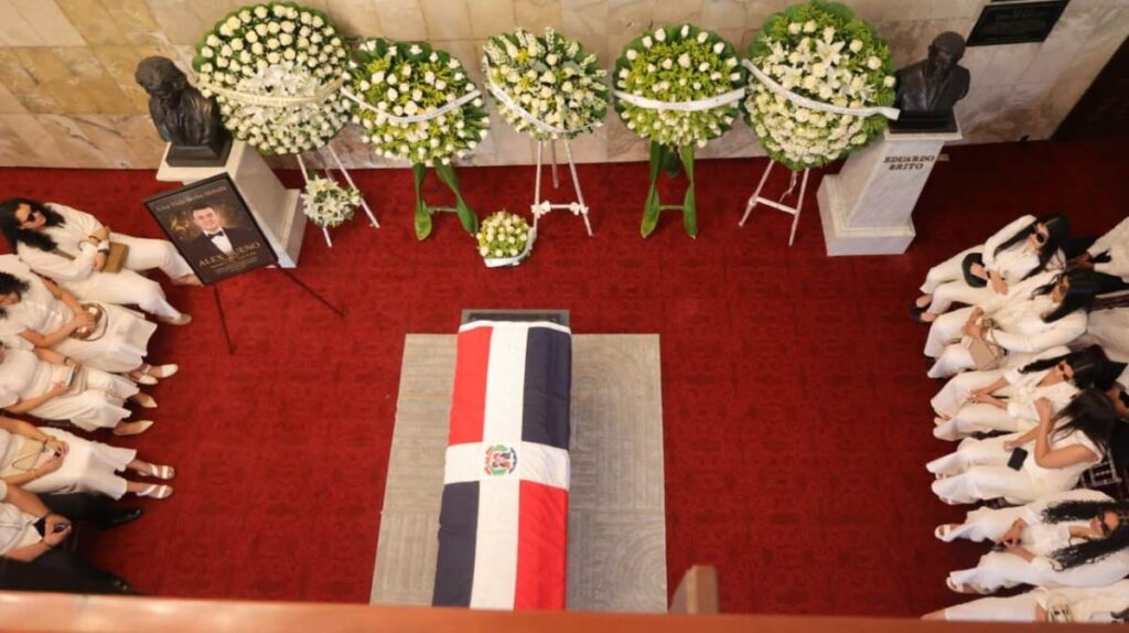 República Dominicana despide al cantante Alex Bueno; artistas asisten y dan último adiós  
