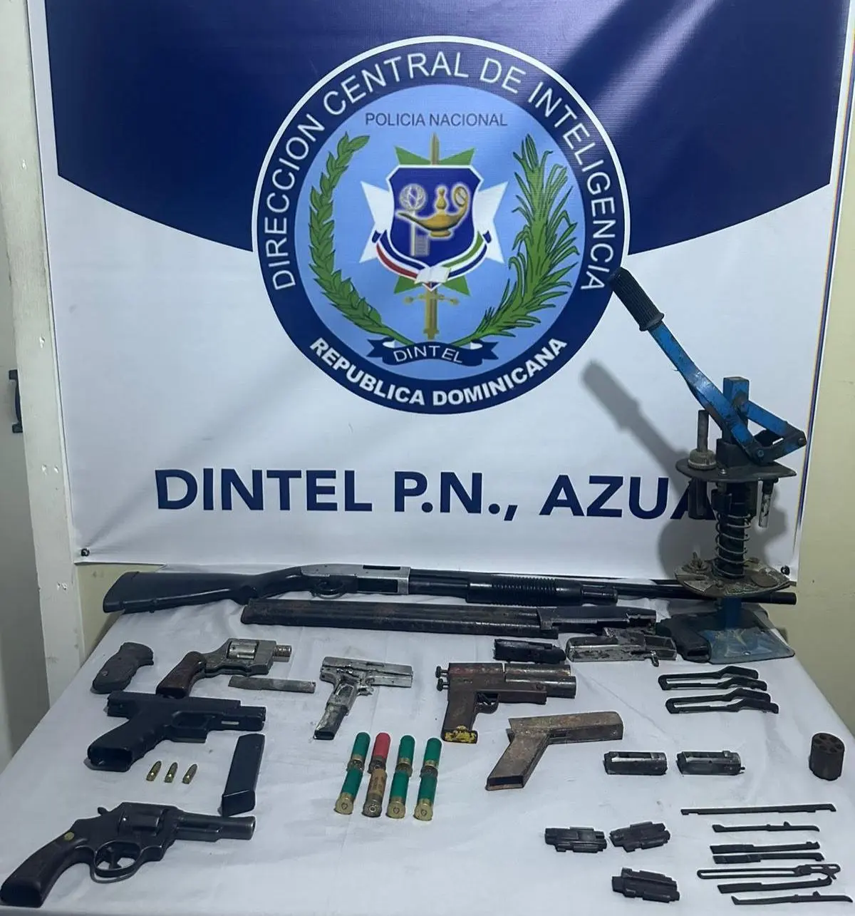 DINTEL ocupa arsenal de armas y arresta a tres hombres durante allanamientos en Azua