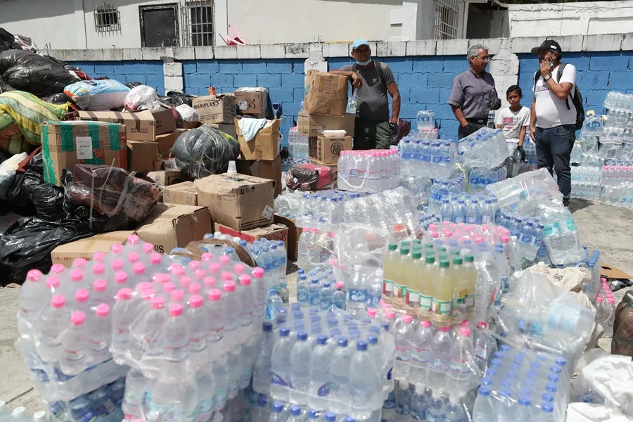 Personas organizan donaciones, para los afectados por los terremotos en Venezuela, en El Junquito (Venezuela). EFE