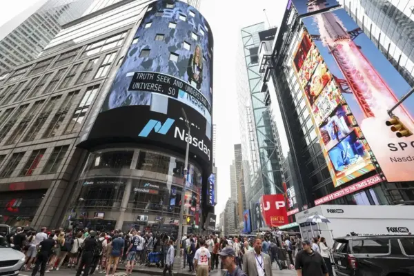 La directora de operaciones de SpaceX, Gwynne Shotwell, aparece en una pantalla antes de que su empresa cotice en el mercado Nasdaq de Nueva York, Nueva York (EE. UU.)